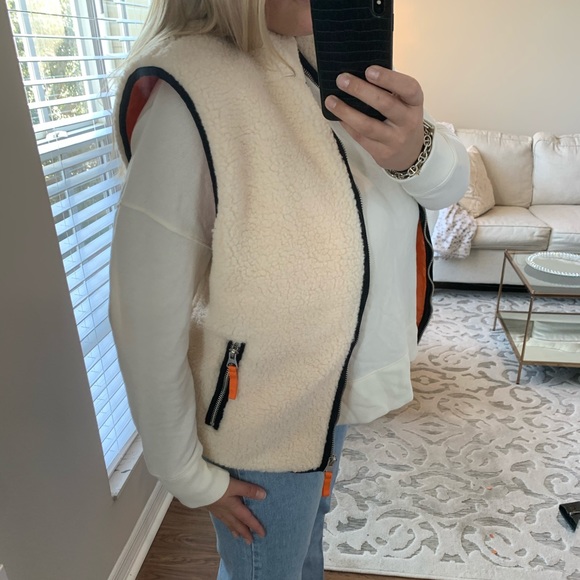 Forever 21 Men’s Sherpa reversible Vest - Picture 3 of 10